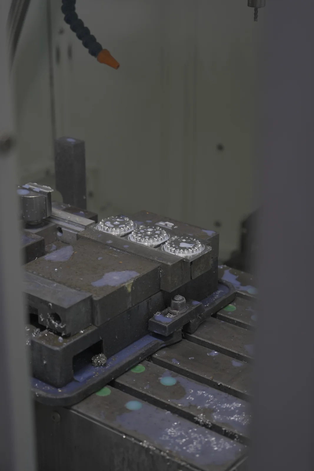CNC 机床内固定的齿轮状金属零件